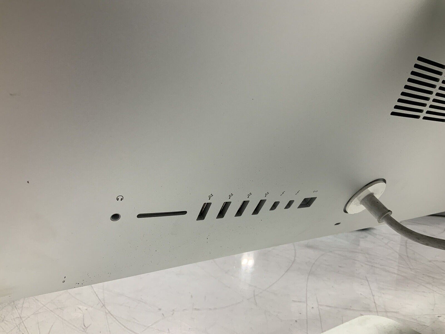 Apple iMac A1418. 21.5 inch 1TB i5-5250U 8GB OS X installed 2.3Ghz